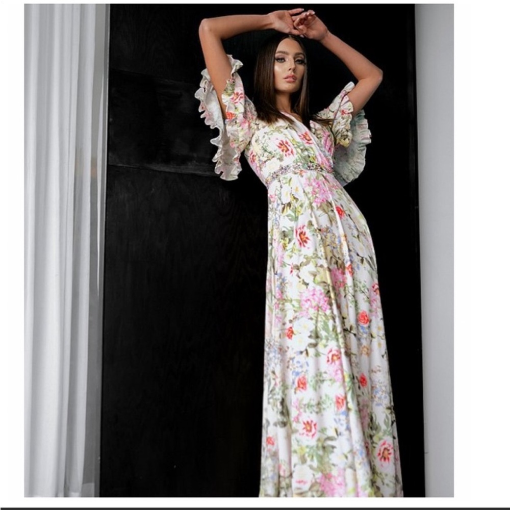 NWOT MAC DUGGAL FLORAL V-
NECK PLEATED MAXI DRESS